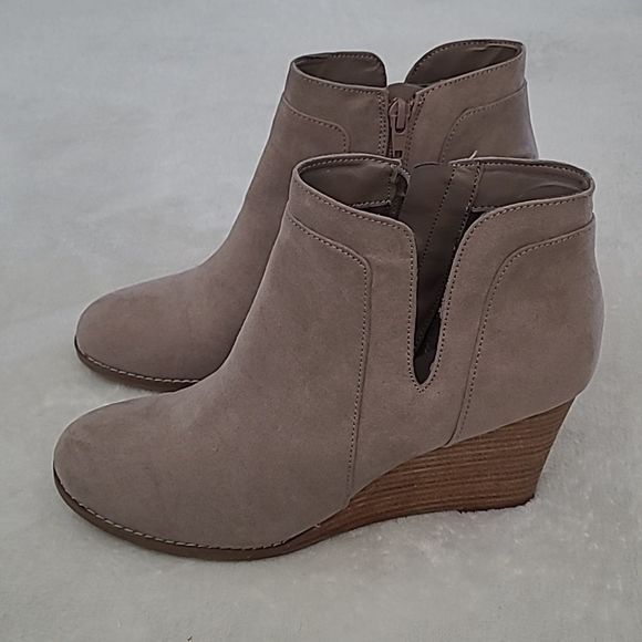 Madden Girl Greteel Wedge Bootie 8.5 Womens Hidden Heel Beige Closed Toe 3 Boho - Picture 5 of 14